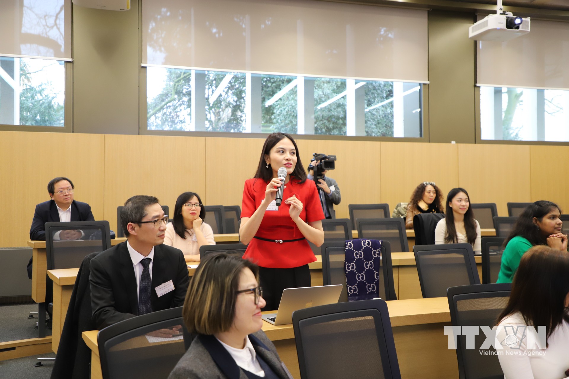Đại biểu dự hội thảo đặt câu hỏi cho các diễn giả tại hội thảo về AI do Hội trí thức Việt Nam tại Anh và Ireland (VIS) tổ chức tháng 2/2026 tại Cambridge, Anh. (Ảnh: Phong Hà/TTXVN)